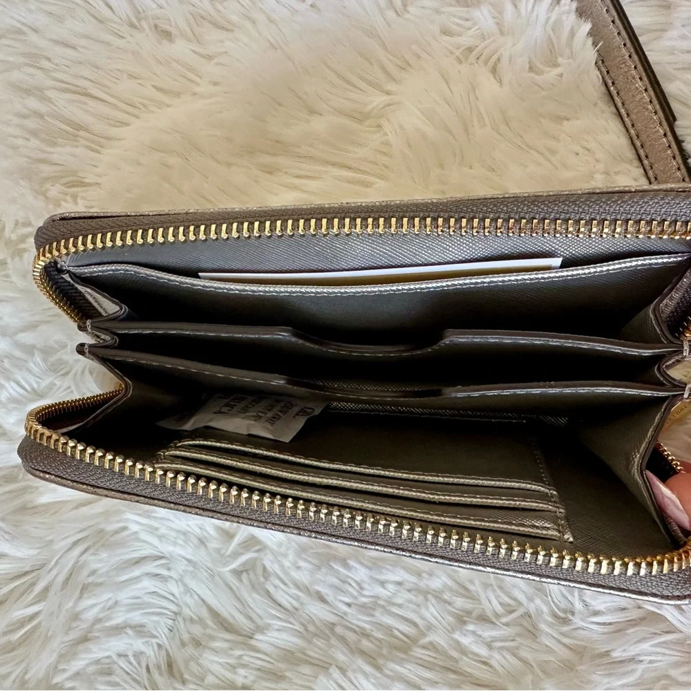 Michael Kors Women's Metallic Silver Multi Function Phone Case- Wristlet NWT
